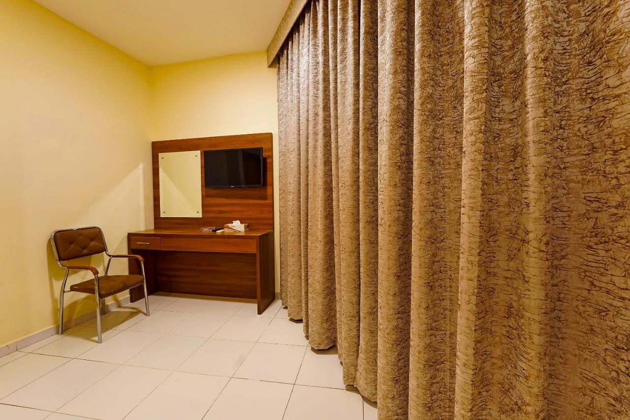 Oyo 925 Emirates Hotel دبي المظهر الخارجي الصورة
